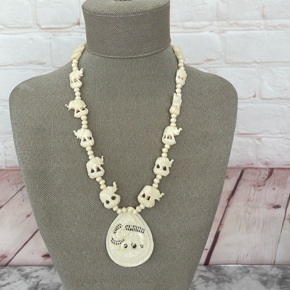 Vintage elephant necklace hand carved bone ivory  barrel clasp 16.5”